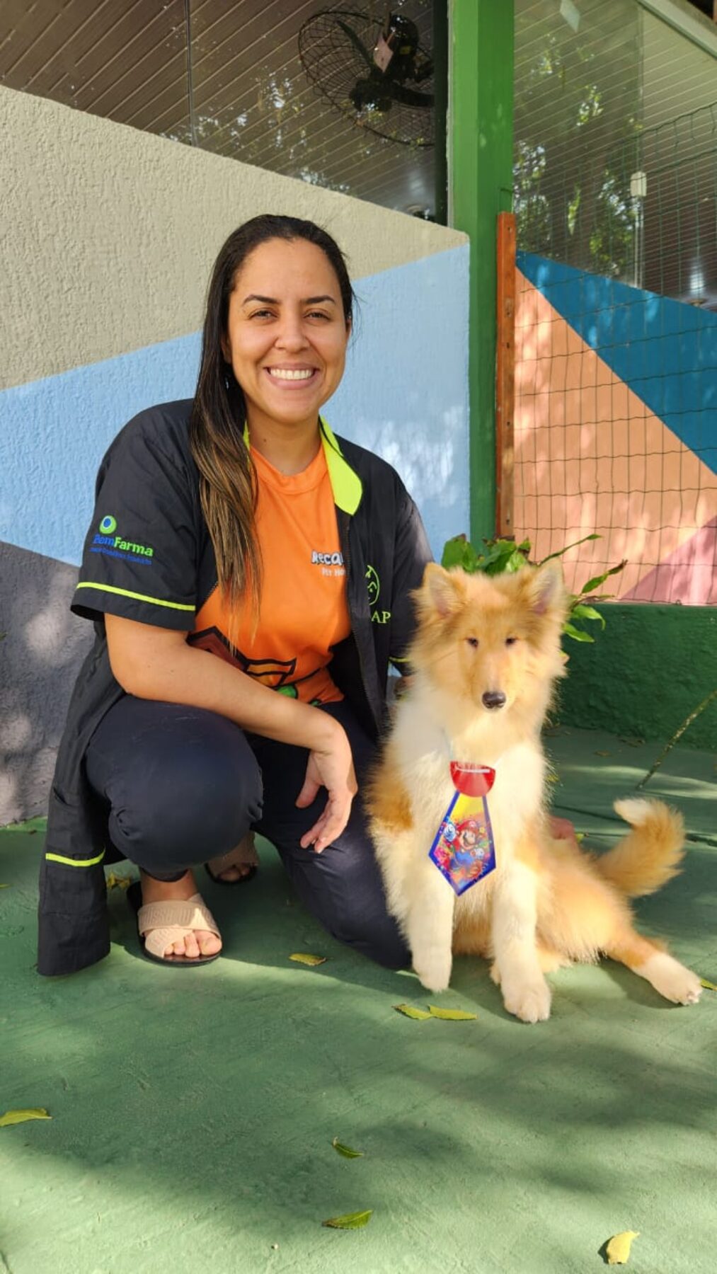 Integrante da equipe com um filhote de collie