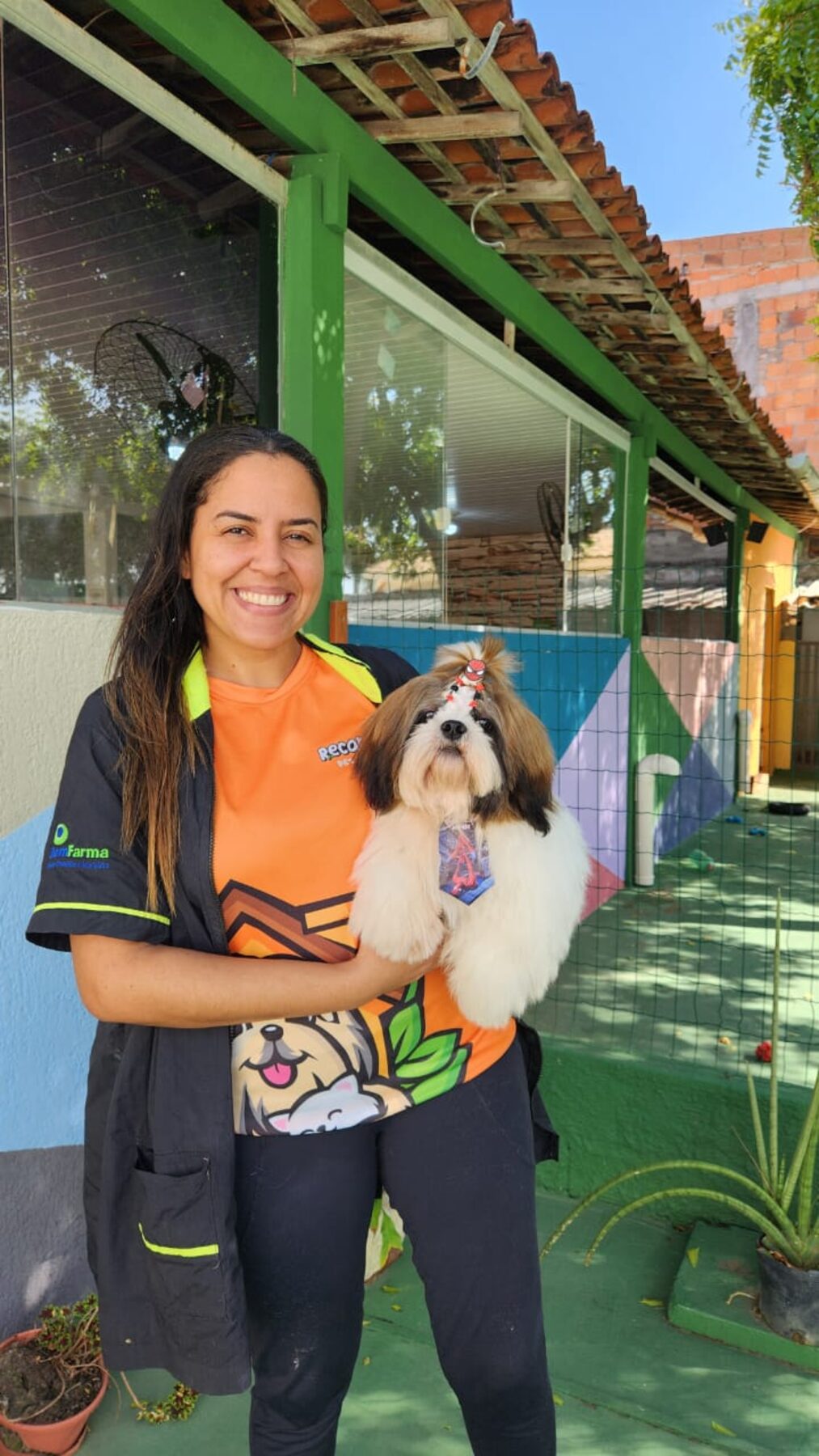 Integrante da equipe sorrindo com um dos hóspedes