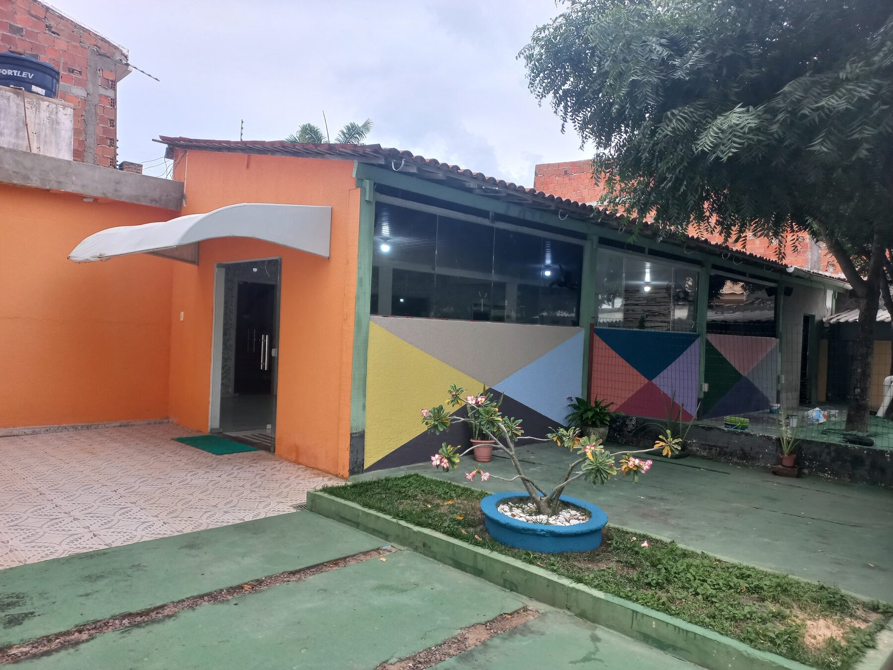 Fachada e entrada do Recanto Pet Hotel
